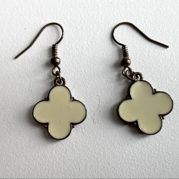 Womens Clover Style Earrings Cream in a Brass Setting Western Dainty - Picture 2 of 3